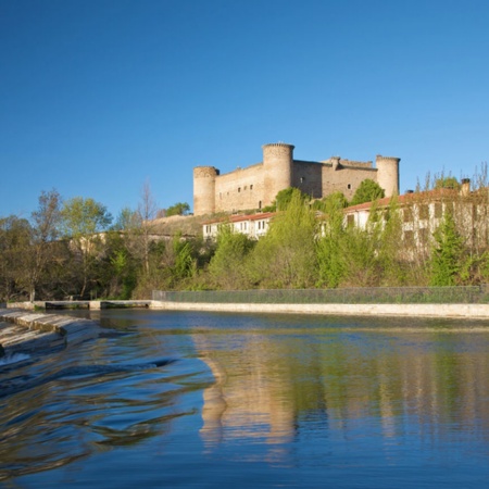 Río Tormes, a su paso por El Barco de Ávila (Ávila, Castilla y León), con el castillo de Valdecorneja al fondo