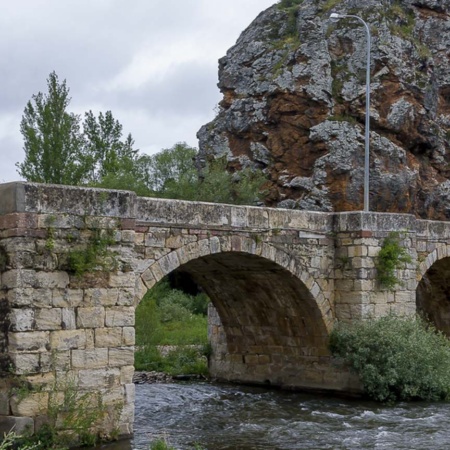 Ponte di pietra sul fiume Pisuerga a Cervera de Pisuerga (Palencia, Castiglia e León)