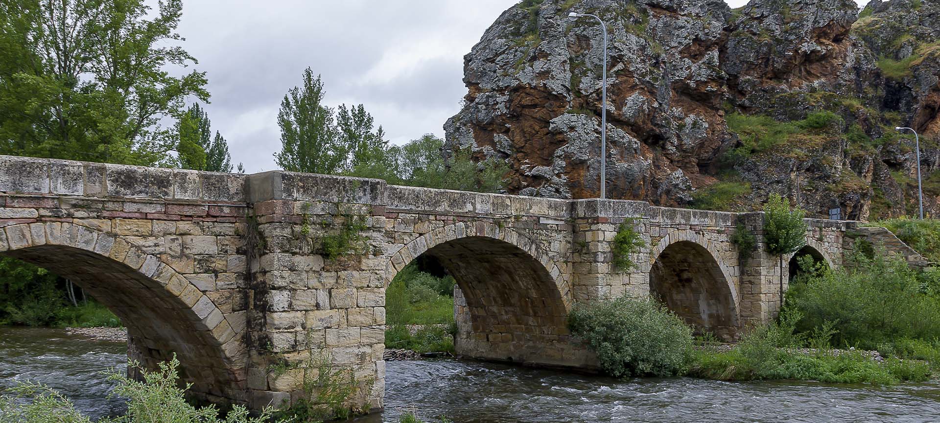 Puente de piedra sobre el río Pisuerga en Cervera de Pisuerga (Palencia, Castilla y León) Puente de piedra sobre el río Pisuerga en Cervera de Pisuerga (Palencia, Castilla y León)