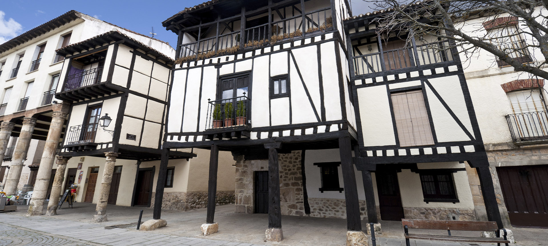 Traditionelle Häuser in Covarrubias (Burgos, Kastilien-León) Traditionelle Häuser in Covarrubias (Burgos, Kastilien-León)