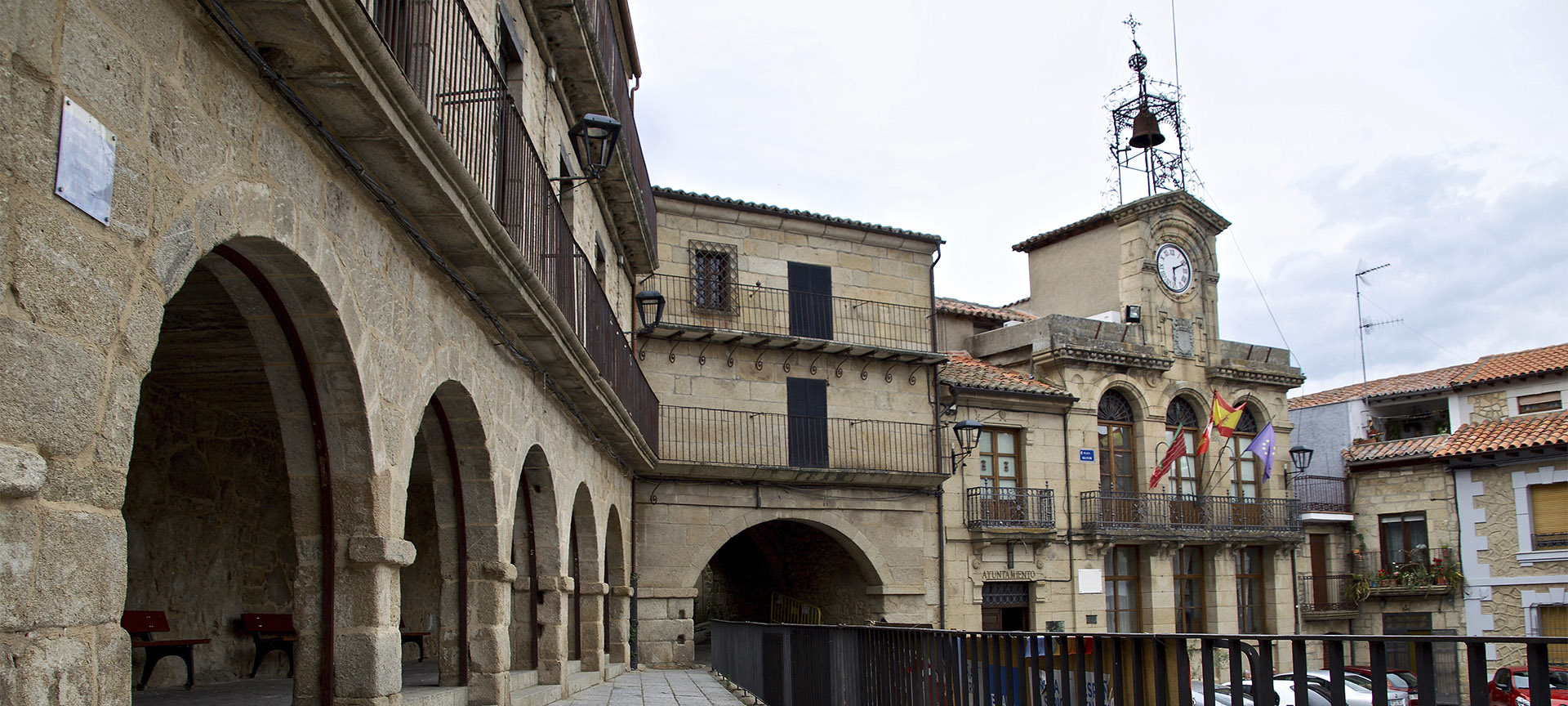 Plaza Mayor de Fermoselle, dans la province de Zamora (Castille-León) Plaza Mayor de Fermoselle, dans la province de Zamora (Castille-León)