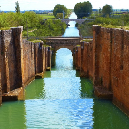 El Canal de Castilla a su paso por Frómista (Palencia, Castilla y León)