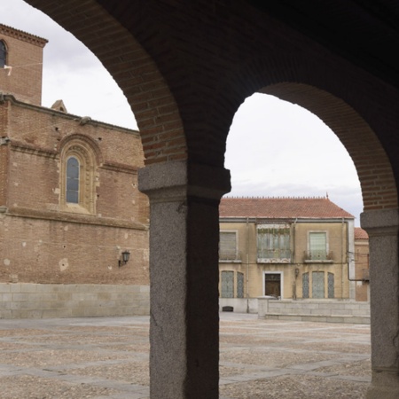 Platz und Kirche San Nicolás in Madrigal de las Altas Torres (Ávila, Kastilien-Léon)