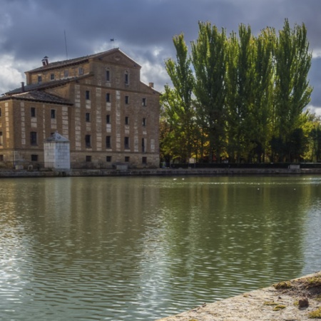 El Canal de Castilla, a su paso por Medina de Rioseco (Valladolid, Castilla y León)
