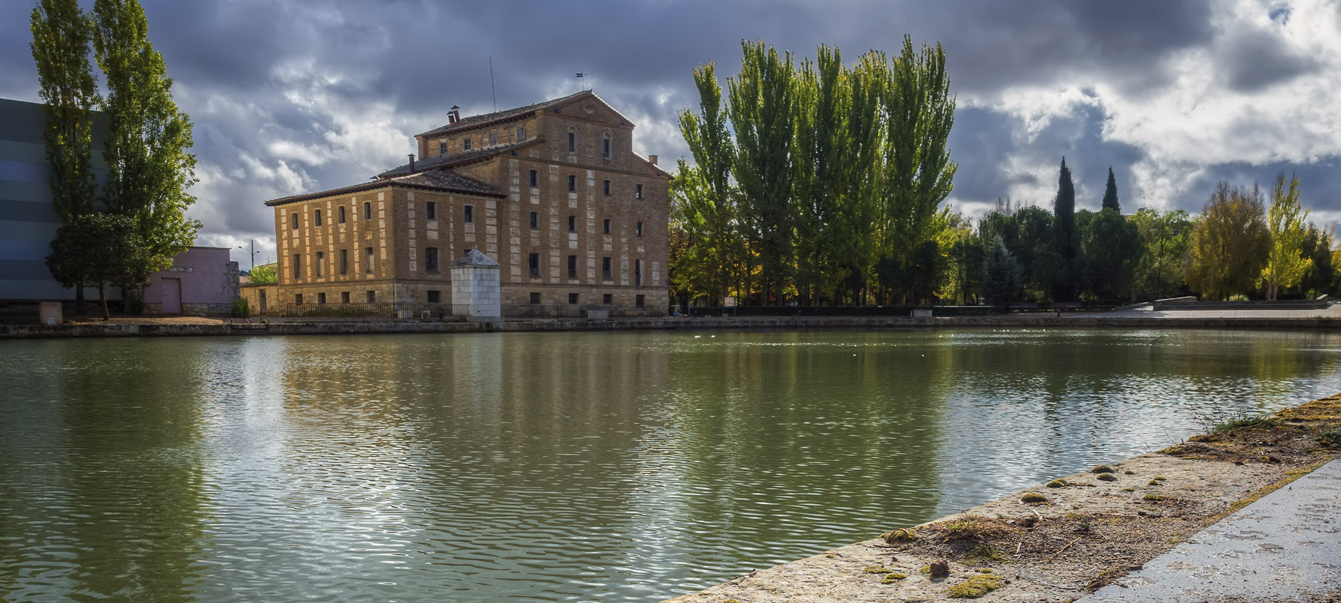 El Canal de Castilla, a su paso por Medina de Rioseco (Valladolid, Castilla y León) El Canal de Castilla, a su paso por Medina de Rioseco (Valladolid, Castilla y León)