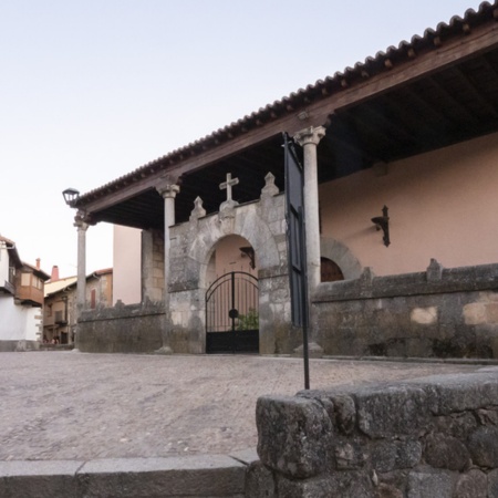 Iglesia de Santiago y San Ginés de Arlés, en Miranda del Castañar (Salamanca, Castilla y León)