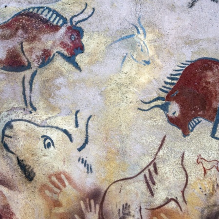 Ściana ze sztuką naskalną w Centrum Archeologii Eksperymentalnej w Atapuerca w Burgos