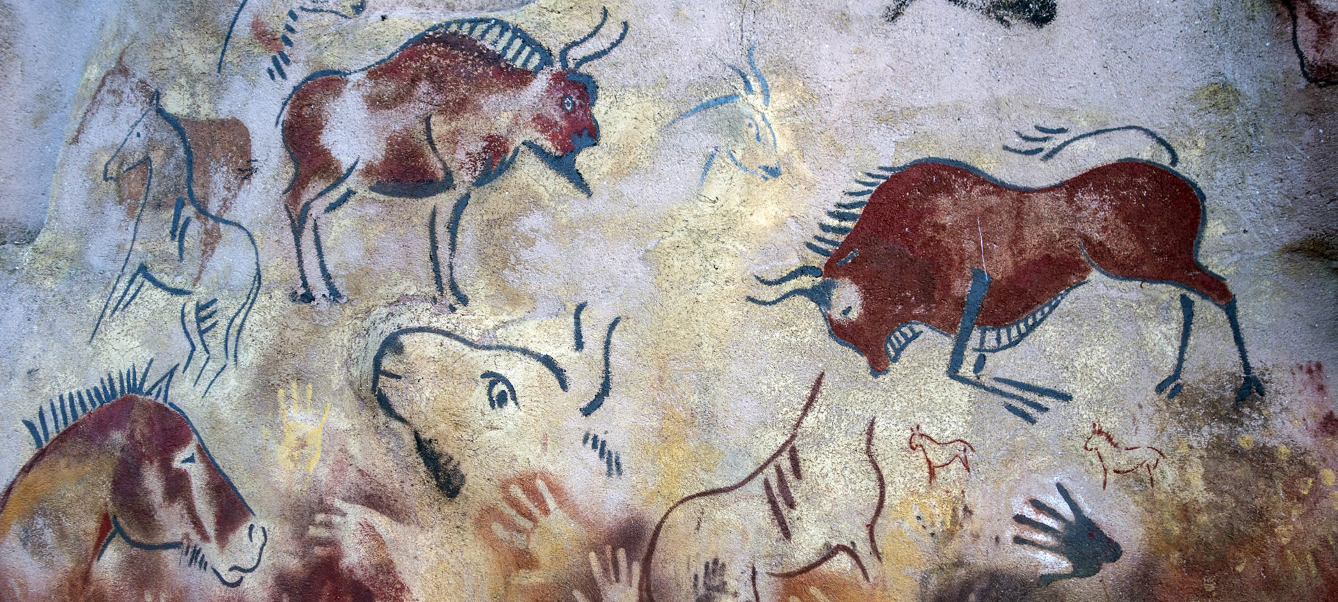 Muro con arte rupestre en el Centro de Arqueología Experimental de Atapuerca, Burgos Muro con arte rupestre en el Centro de Arqueología Experimental de Atapuerca, Burgos