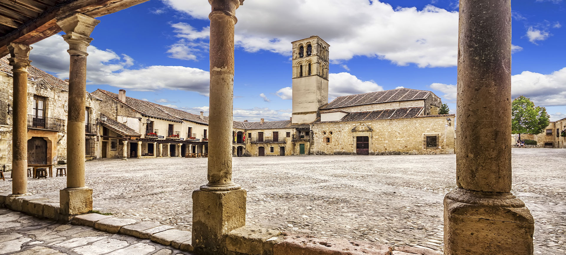 Plaza Mayor de Pedraza, en Segovia (Castilla y León) Plaza Mayor de Pedraza, en Segovia (Castilla y León)