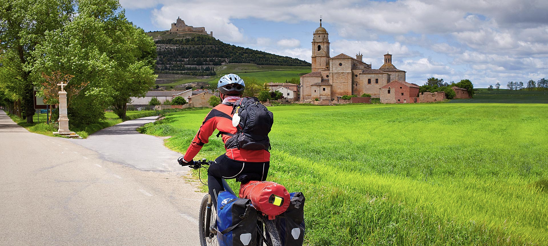 Peregrino en bicicleta a su paso por Castrojeriz. Burgos Peregrino en bicicleta a su paso por Castrojeriz. Burgos