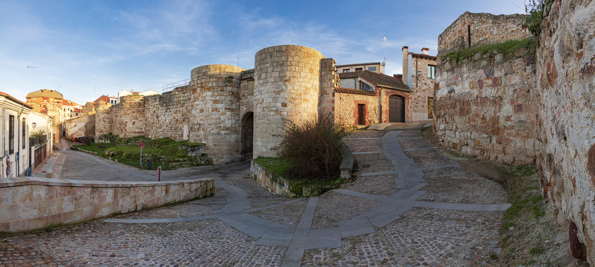 Doña Urraca gateway Doña Urraca gateway