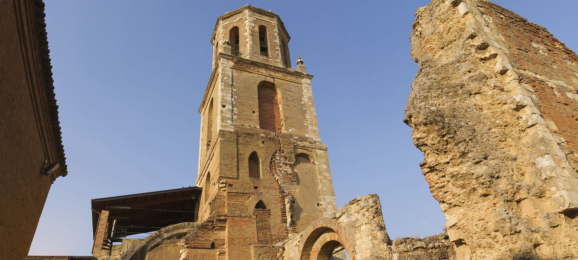 Torre del Reloj y ruinas del Monasterio de San Benito, en Sahagún, León (Castilla y León) Torre del Reloj y ruinas del Monasterio de San Benito, en Sahagún, León (Castilla y León)