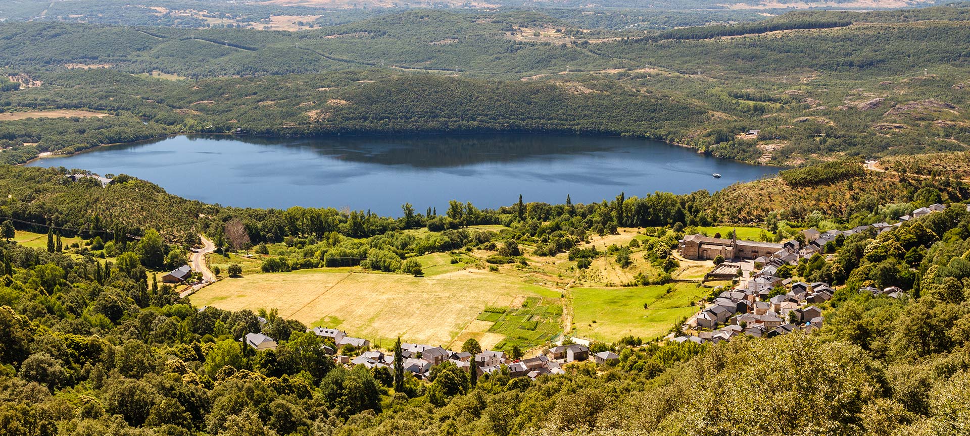 San Martín de Castañeda junto al lago Sanabria. Zamora San Martín de Castañeda junto al lago Sanabria. Zamora