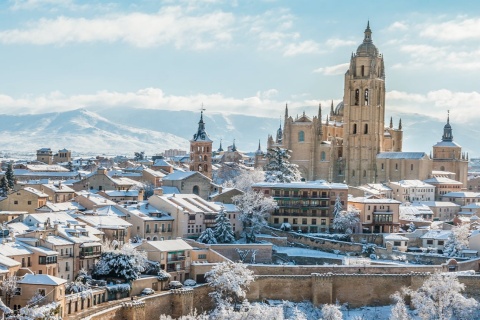 Blick auf die Kathedrale und die schneebedeckte Stadt Segovia, Kastilien und León