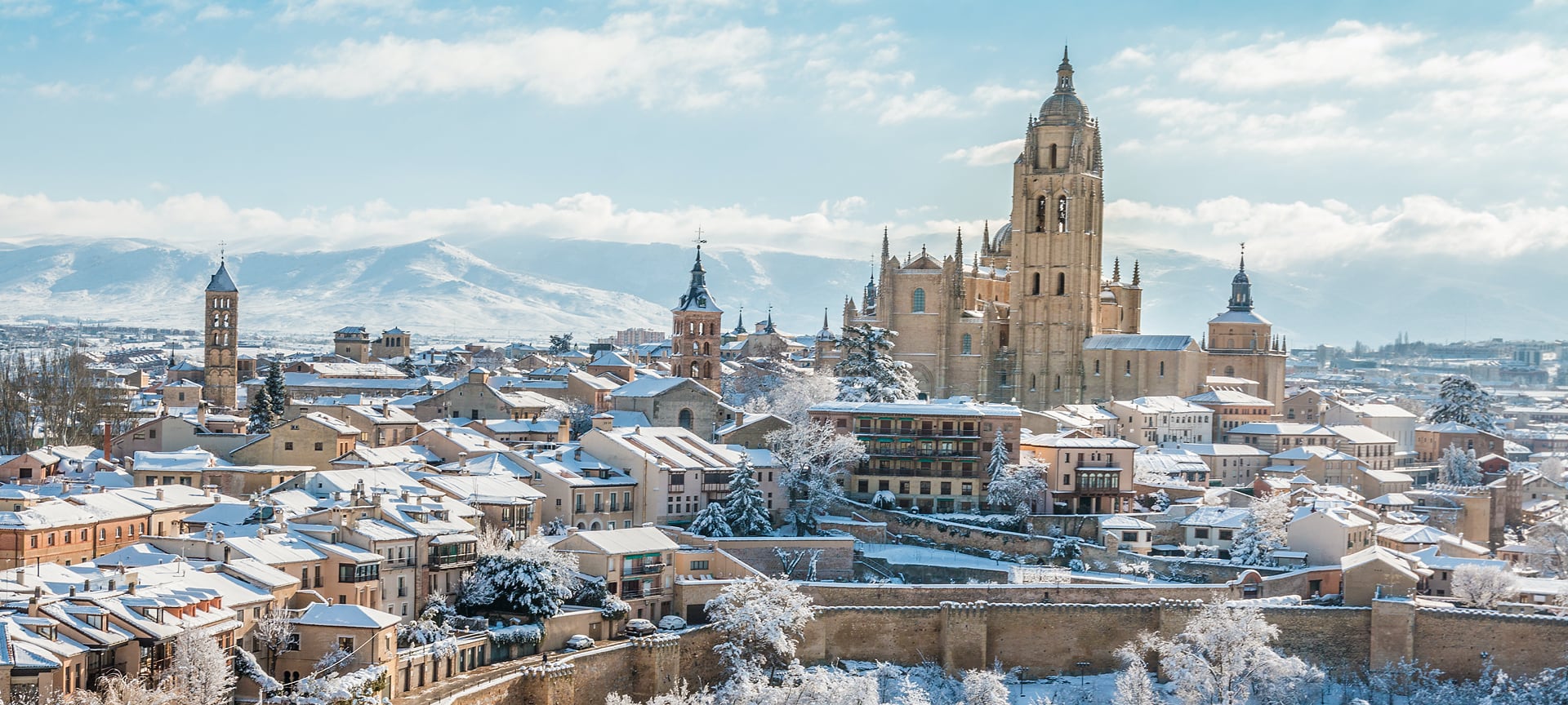 Vista de la Catedral y la ciudad de Segovia nevada, Castilla y León Vista de la Catedral y la ciudad de Segovia nevada, Castilla y León