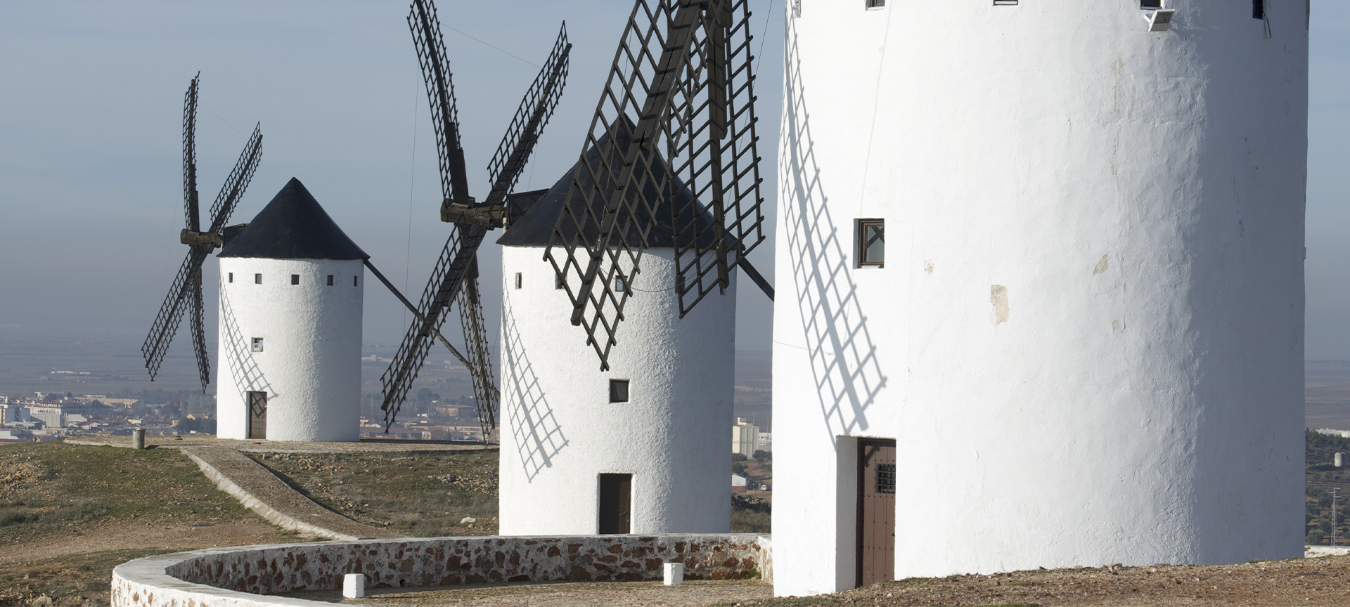 Molinos de viento a las afueras de Alcázar de San Juan (Ciudad Real, Castilla-La Mancha) Molinos de viento a las afueras de Alcázar de San Juan (Ciudad Real, Castilla-La Mancha)