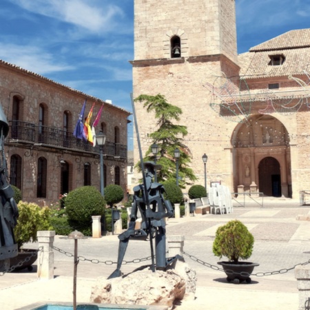 Estatuas de Don Quijote y Dulcinea frente a la iglesia de San Antonio Abad en El Toboso (Toledo, Castilla-La Mancha)