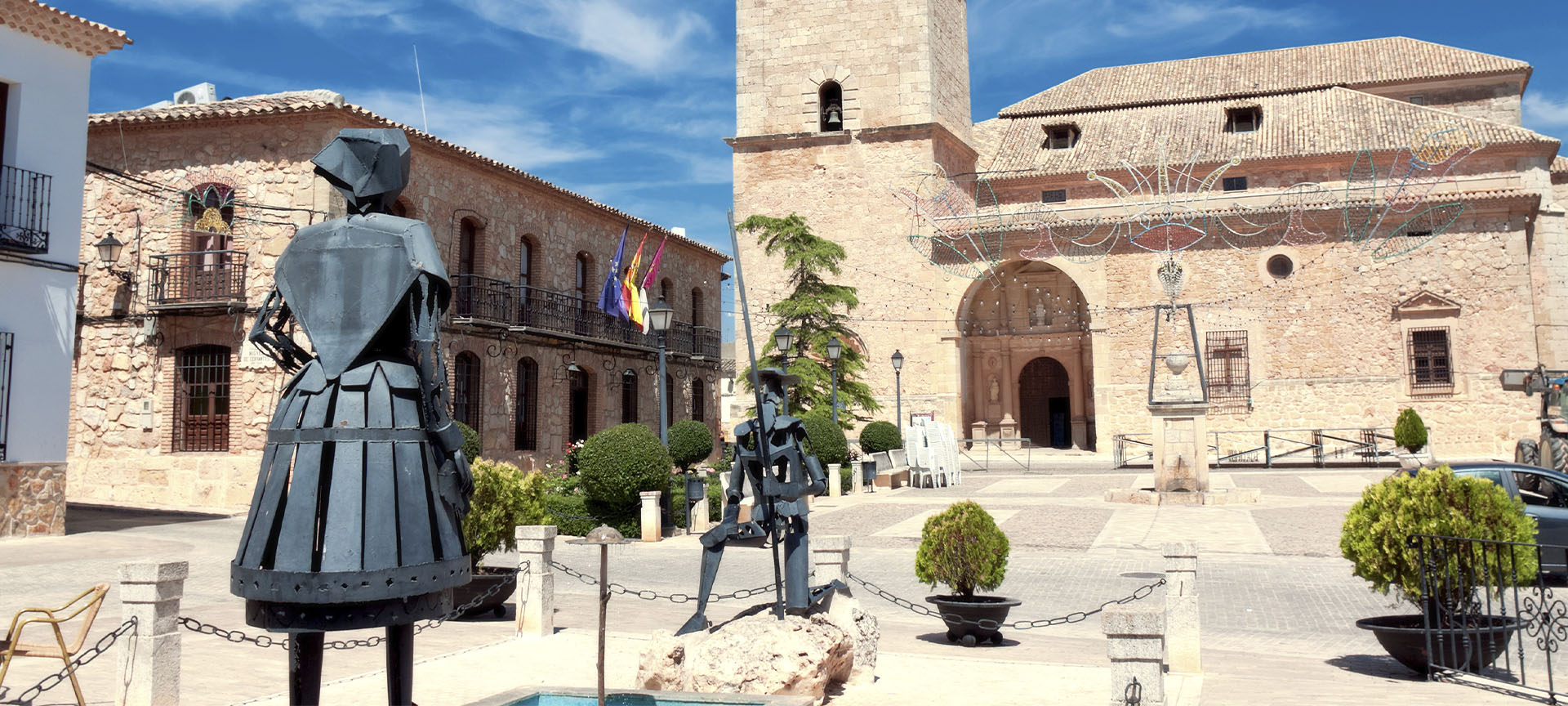 Estatuas de Don Quijote y Dulcinea frente a la iglesia de San Antonio Abad en El Toboso (Toledo, Castilla-La Mancha) Estatuas de Don Quijote y Dulcinea frente a la iglesia de San Antonio Abad en El Toboso (Toledo, Castilla-La Mancha)
