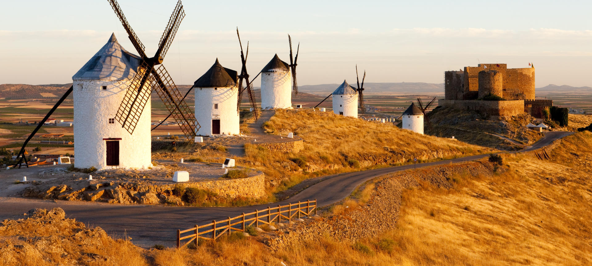 Molinos de viento y castillo de Consuegra, Toledo Molinos de viento y castillo de Consuegra, Toledo