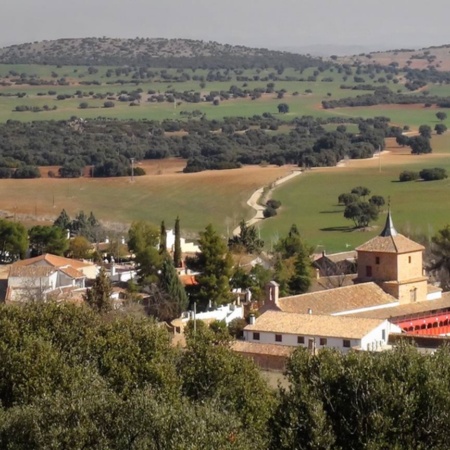 Vedute di Las Virtudes e della plaza de toros quadrata di Santa Cruz de Mudela