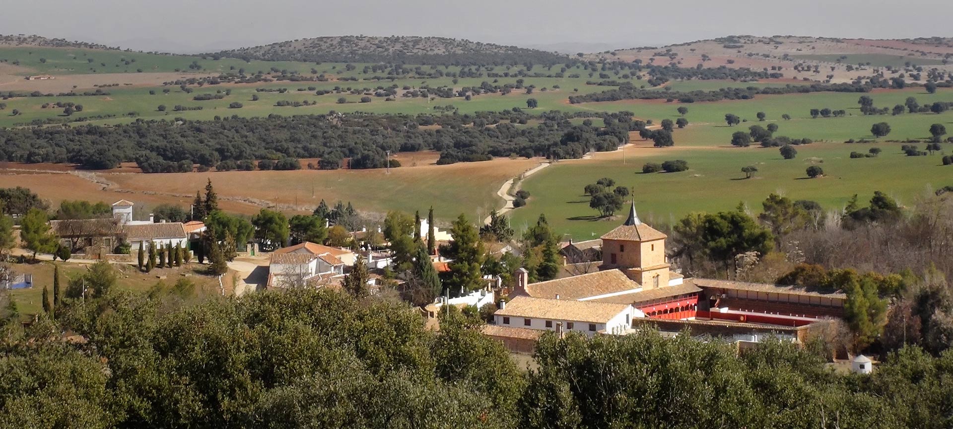 Views of Las Virtudes and the square bullring in Santa Cruz de Mudela Views of Las Virtudes and the square bullring in Santa Cruz de Mudela