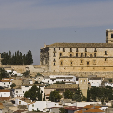 "Il monastero di Santiago de Uclés domina la panoramica di Uclés, a Cuenca (Castiglia-La Mancia) "