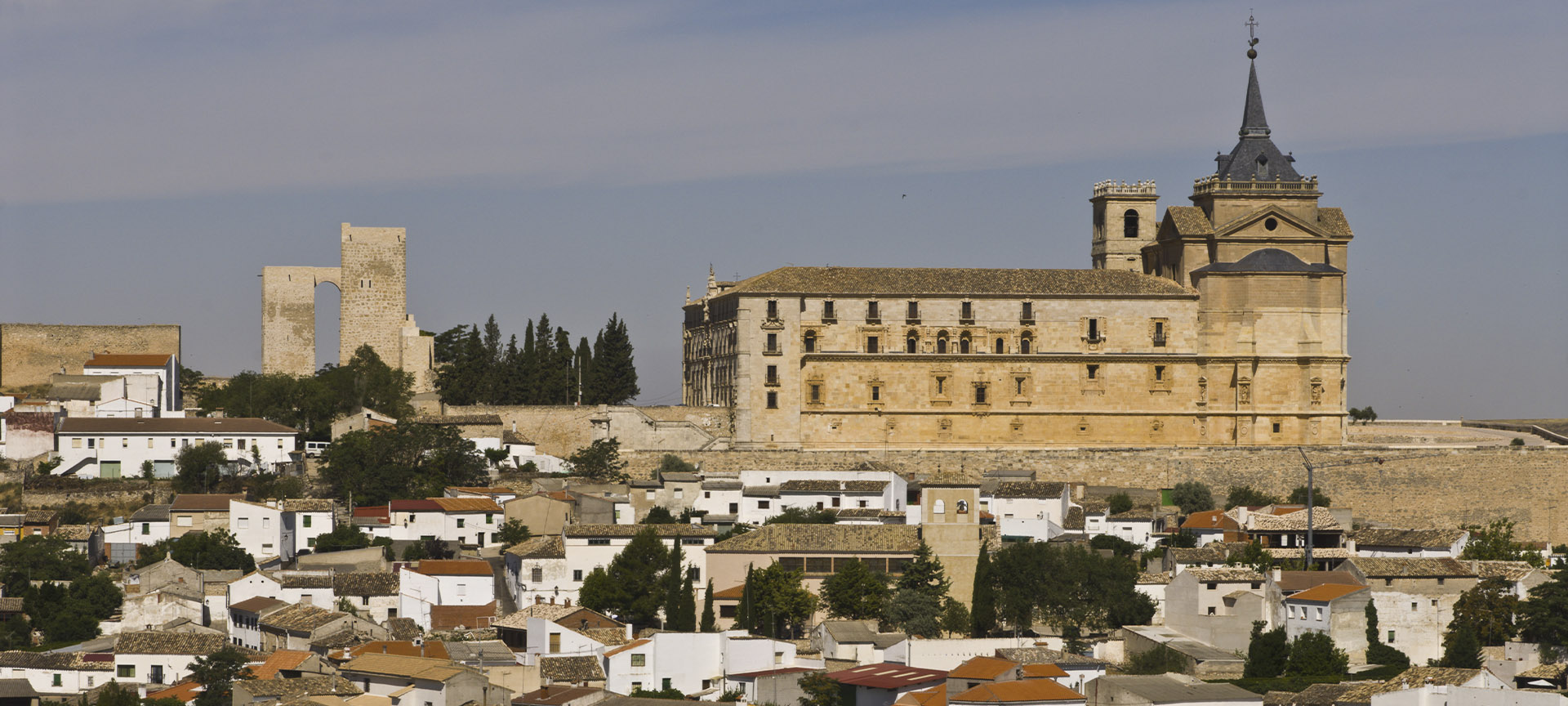 El monasterio de Santiago de Uclés preside la panorámica de Uclés, en Cuenca (Castilla-La Mancha) El monasterio de Santiago de Uclés preside la panorámica de Uclés, en Cuenca (Castilla-La Mancha)