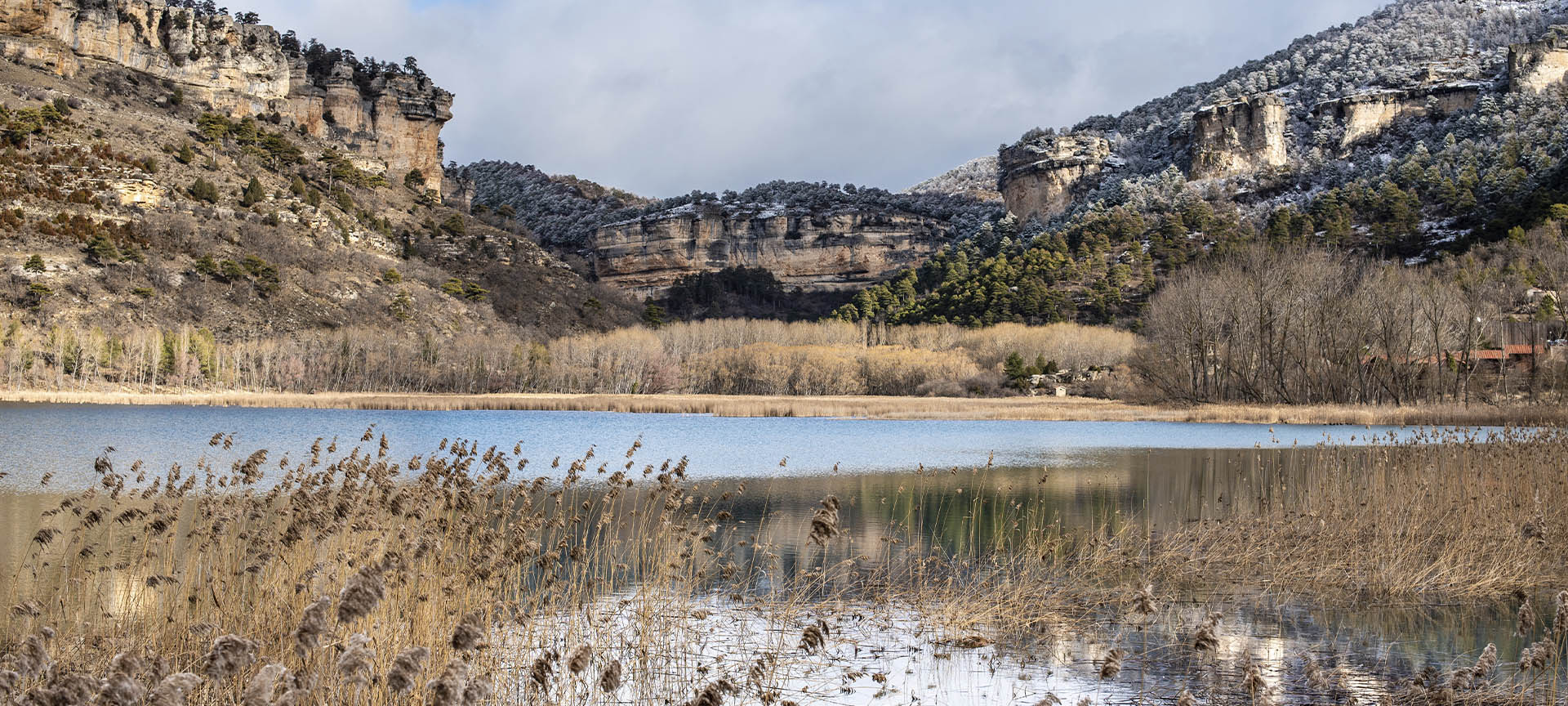 Vista de la laguna de Uña (Cuenca, Castilla-La Mancha) Vista de la laguna de Uña (Cuenca, Castilla-La Mancha)