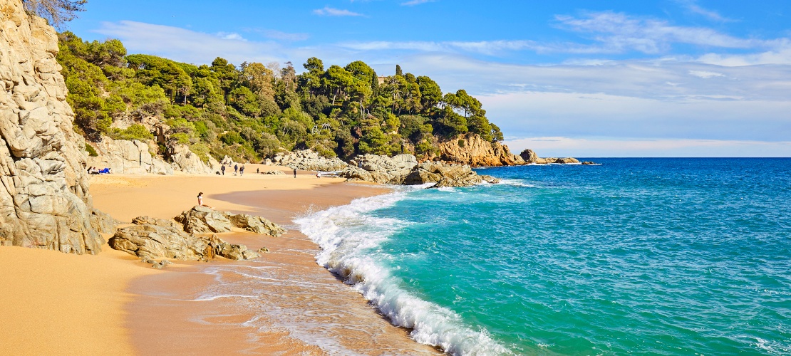 Vista de la playa de Sa Boadella de Lloret de Mar en Girona, Cataluña Vista de la playa de Sa Boadella de Lloret de Mar en Girona, Cataluña