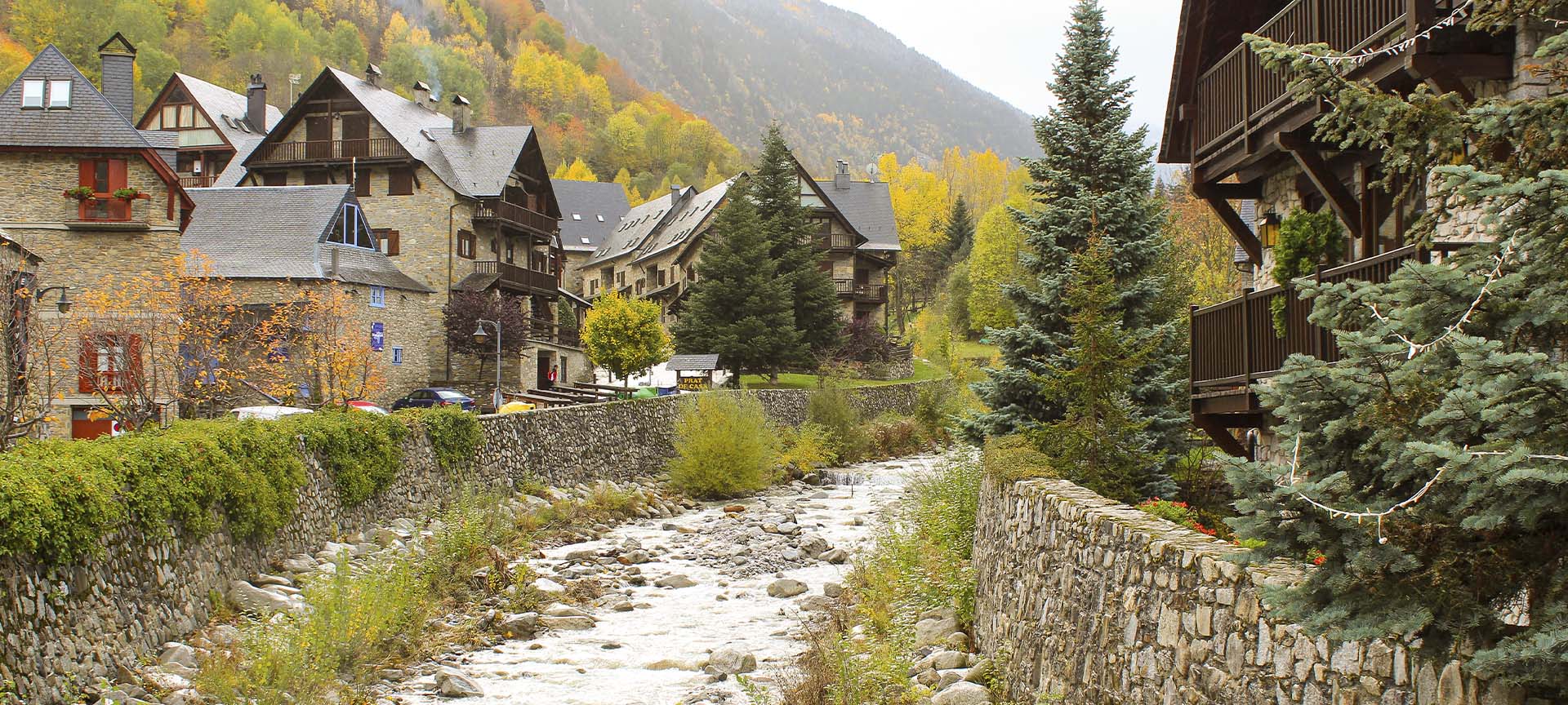 O rio Valarties ao passar por Artíes (Lleida, Catalunha) O rio Valarties ao passar por Artíes (Lleida, Catalunha)