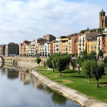 Rzeka Segre płynąca przez Balaguer (Lleida, Katalonia)