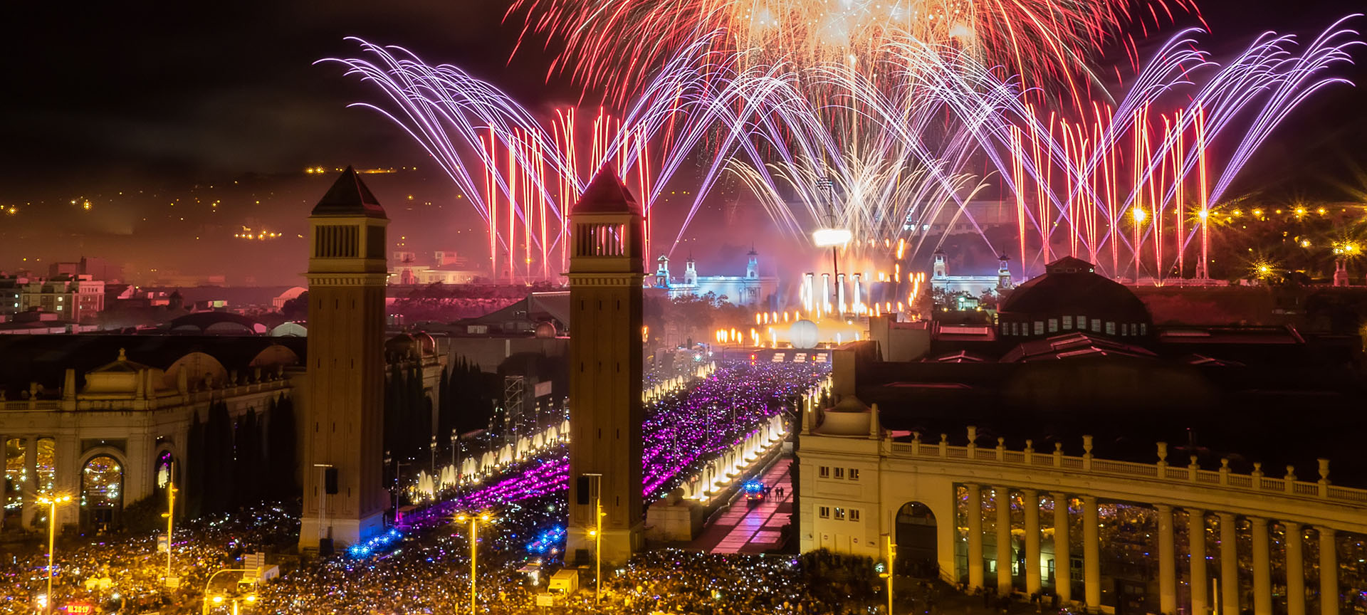 Vistas de Barcelona con fuegos artificiales Vistas de Barcelona con fuegos artificiales