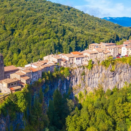 Veduta aerea di Castellfollit de la Roca. Girona