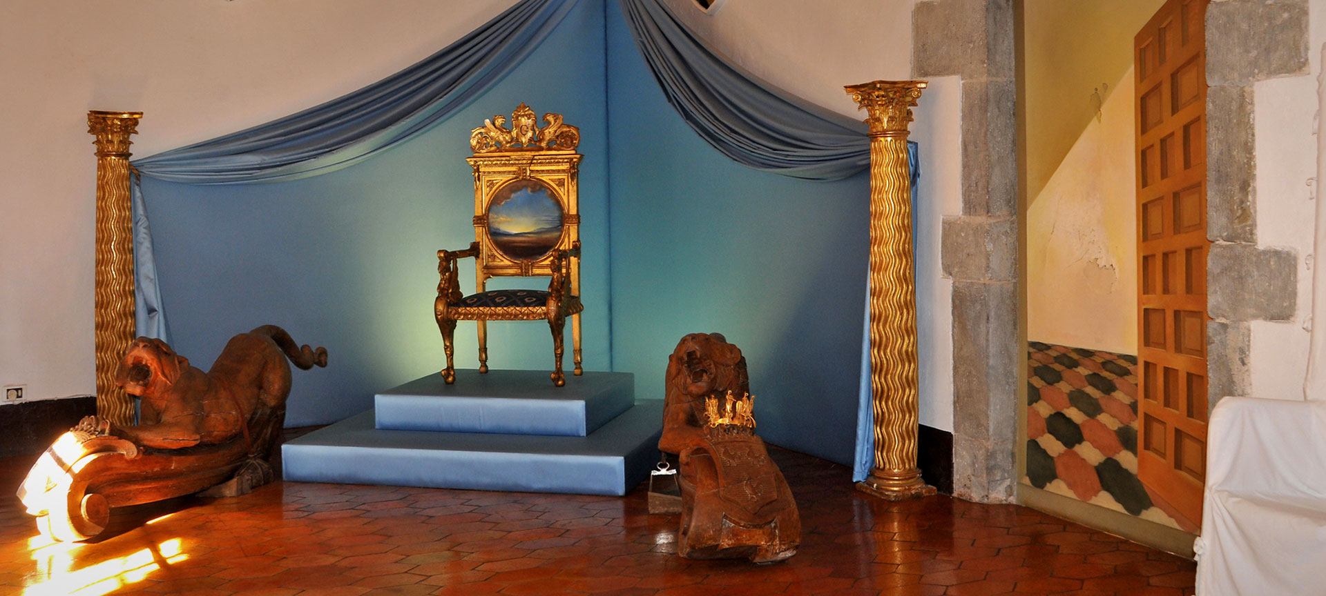 Sala Escuts en el Castillo Gala Dalí de Púbol Sala Escuts en el Castillo Gala Dalí de Púbol