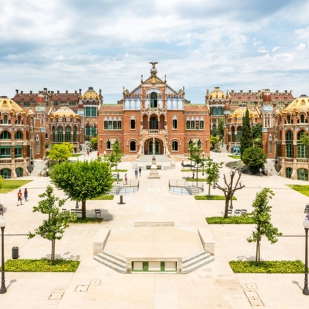 Gesamtansicht der Jugendstilanlage Sant Pau, Barcelona