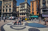 Pessoas passeando junto ao mosaico de Miró, em Las Ramblas. Barcelona