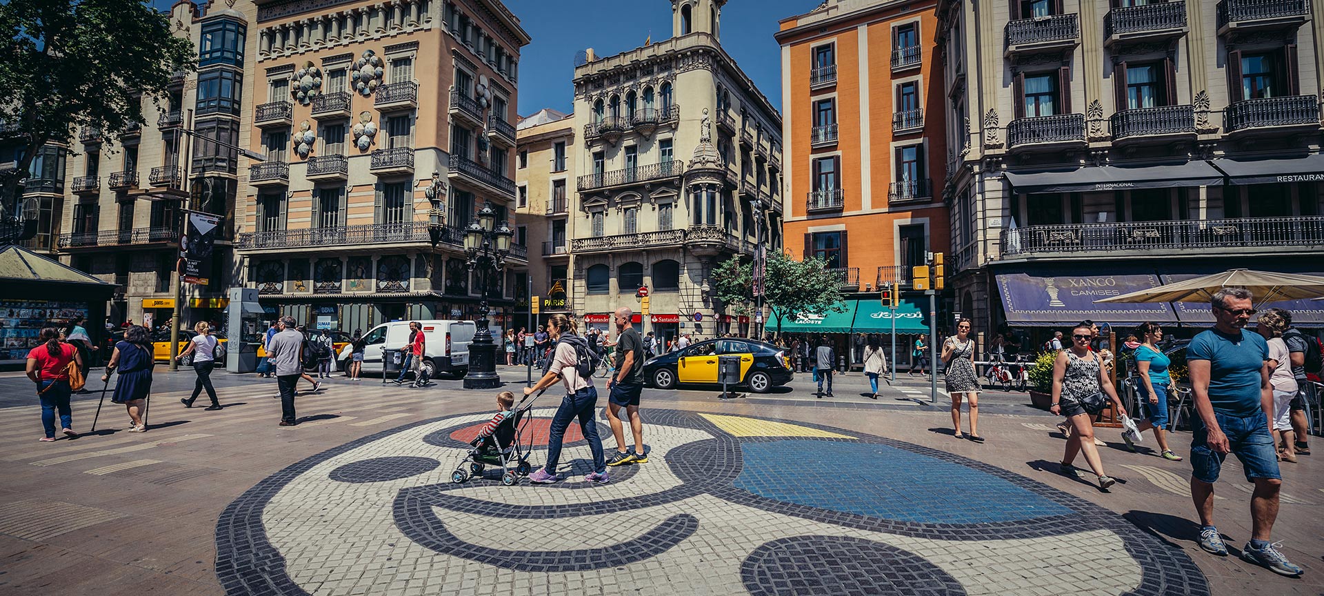 Gente paseando junto al mosaico de Miró en Las Ramblas. Barcelona Gente paseando junto al mosaico de Miró en Las Ramblas. Barcelona