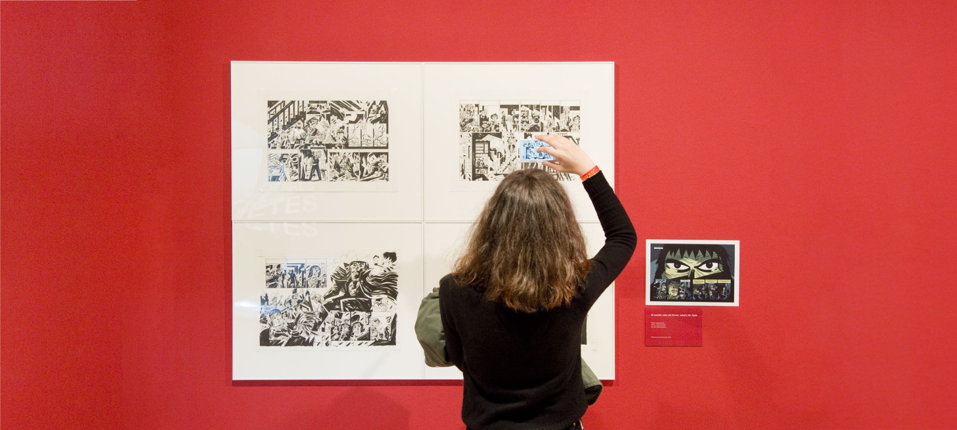 Turista visitando una exposición en el MNAC en Barcelona, Cataluña Turista visitando una exposición en el MNAC en Barcelona, Cataluña