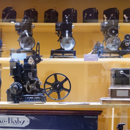 Vitrine d’exposition de pièces anciennes, musée du cinéma de Gérone