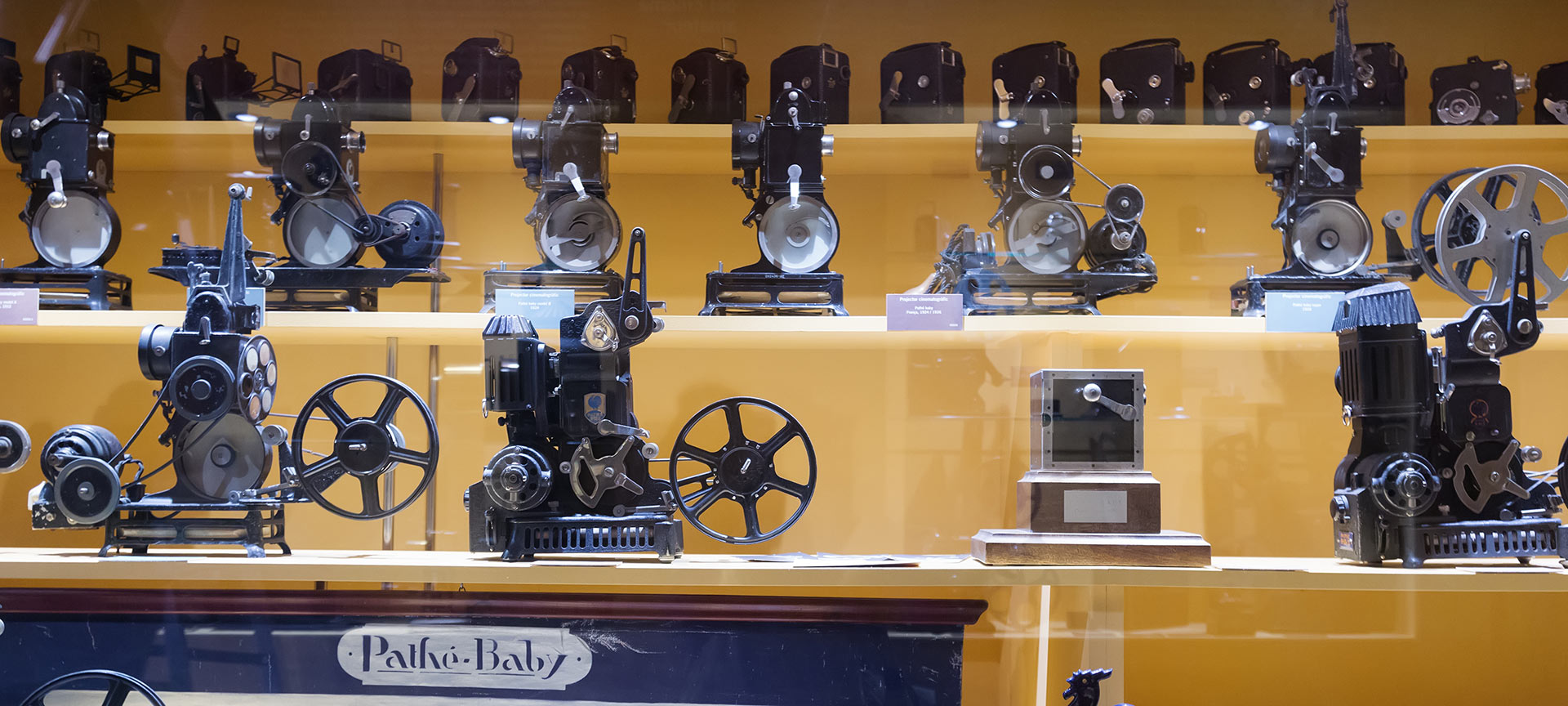 ジローナの映画博物館にある、昔の道具を収めた展示ケース ジローナの映画博物館にある、昔の道具を収めた展示ケース