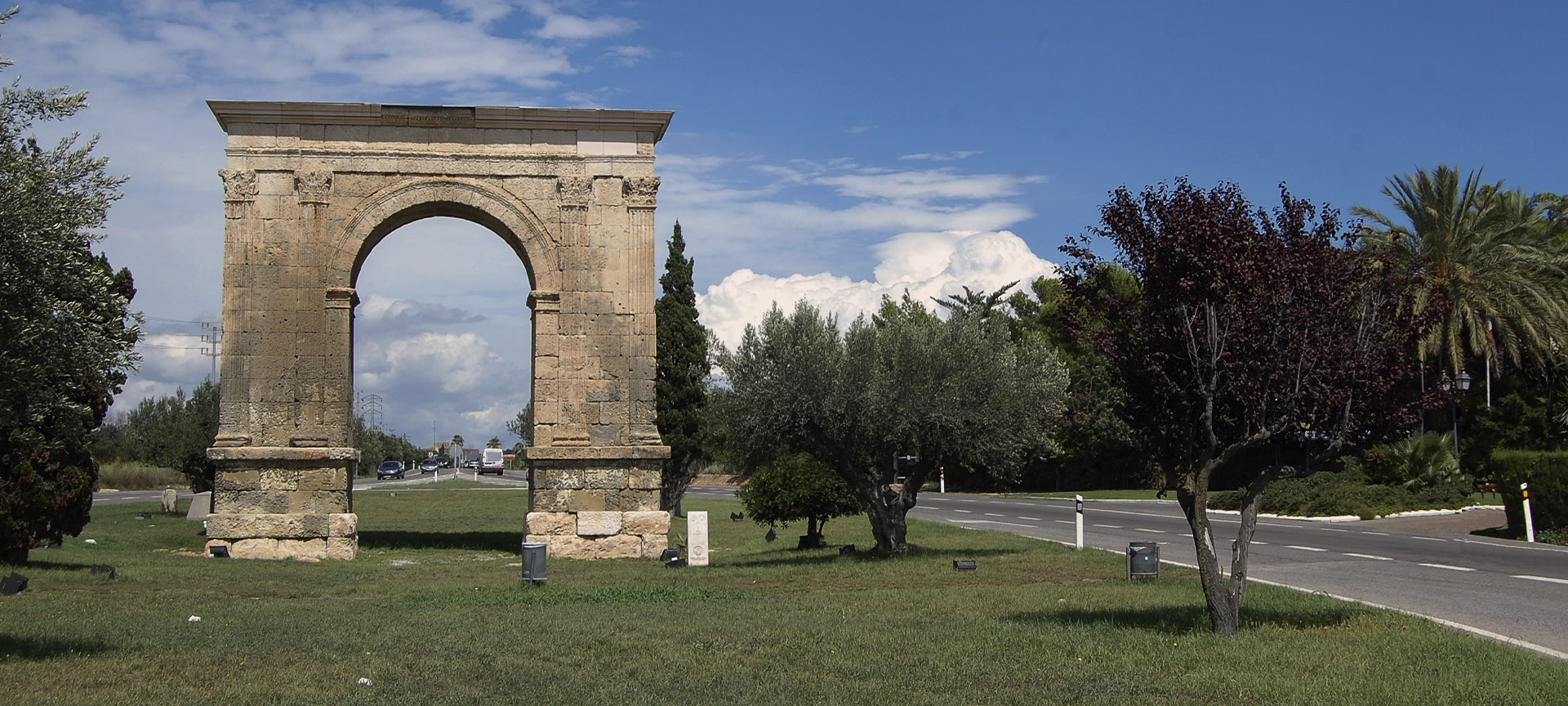 El arco de Bará, en Roda de Berà (Tarragona, Cataluña) El arco de Bará, en Roda de Berà (Tarragona, Cataluña)