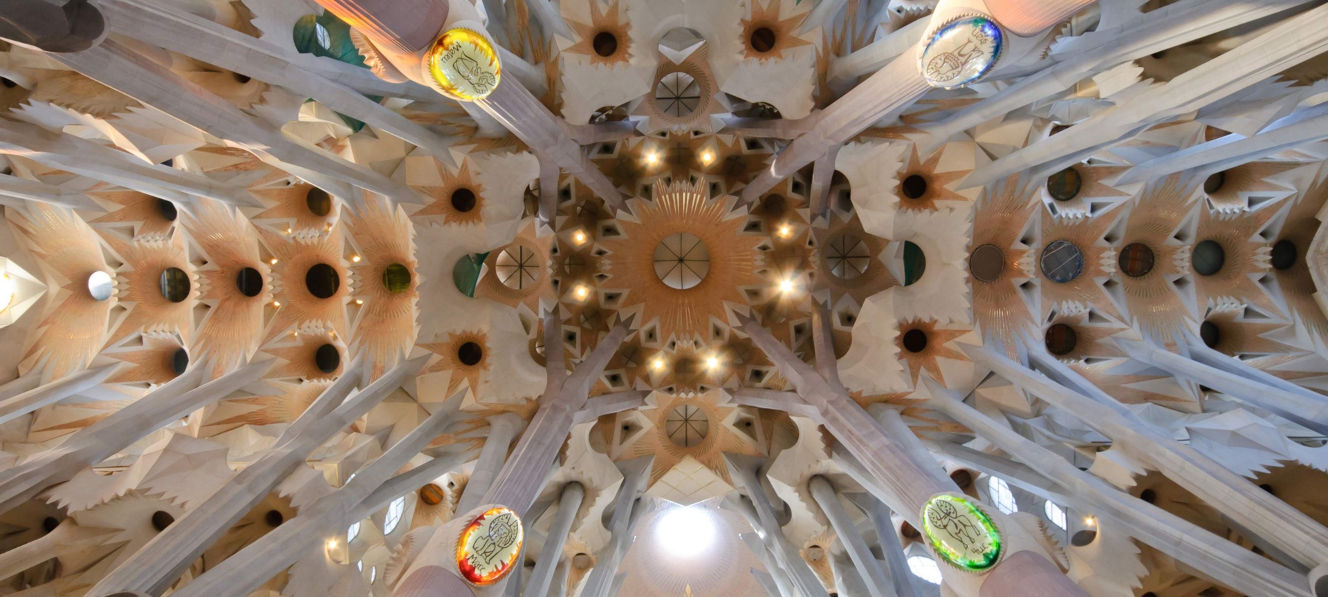 Detalle del interior de la Sagrada Familia Detalle del interior de la Sagrada Familia
