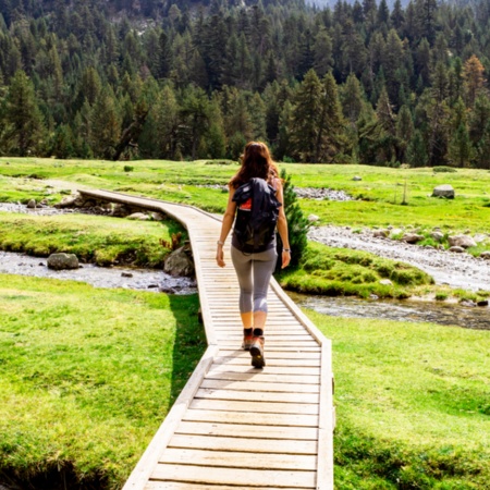Praticante de trekking no Parque Nacional de Aigüestortes perto dos lagos do Circ de Colomers, em Lleida, Catalunha