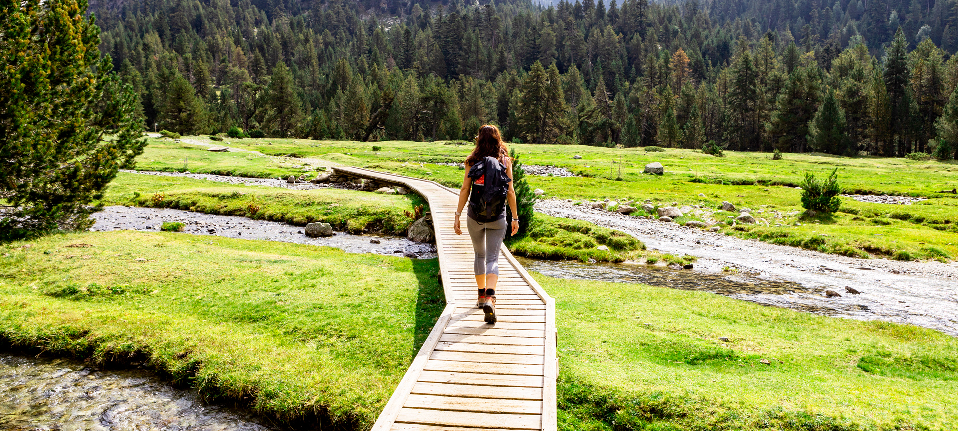 Praticante de trekking no Parque Nacional de Aigüestortes perto dos lagos do Circ de Colomers, em Lleida, Catalunha Praticante de trekking no Parque Nacional de Aigüestortes perto dos lagos do Circ de Colomers, em Lleida, Catalunha