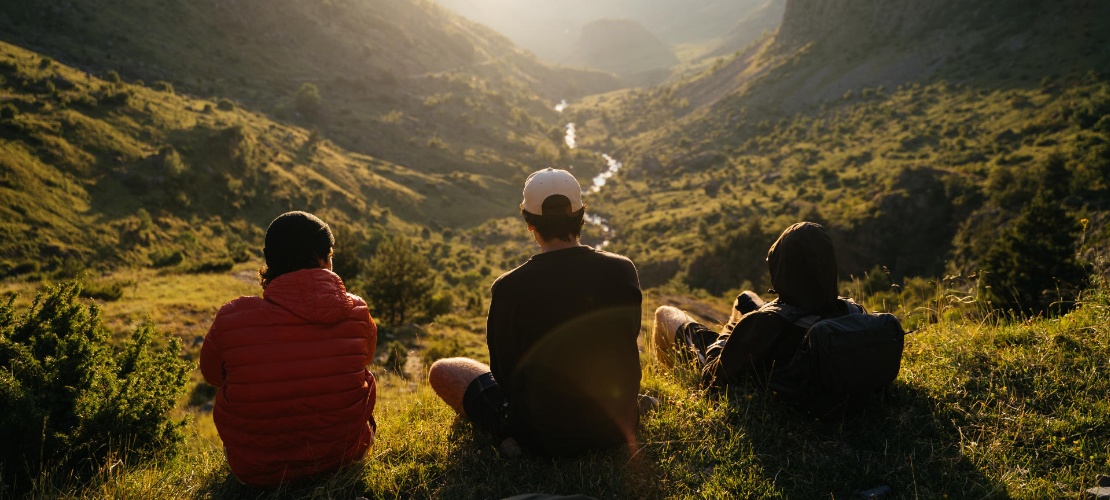 Senderistas contemplando el paisaje en los pirineos catalanes