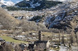La chiesa romanica di Sant Climent, al centro della panoramica di Taüll (Lleida, Catalogna)