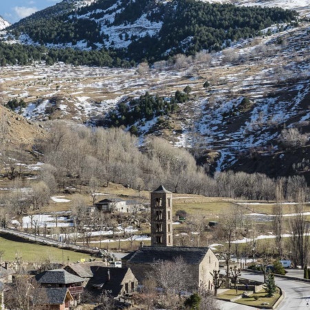La chiesa romanica di Sant Climent, al centro della panoramica di Taüll (Lleida, Catalogna)
