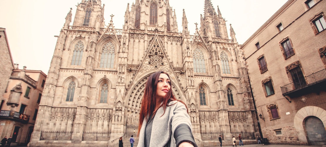 Turista en la catedral de la Santa Cruz y Santa Eulalia, Barcelona