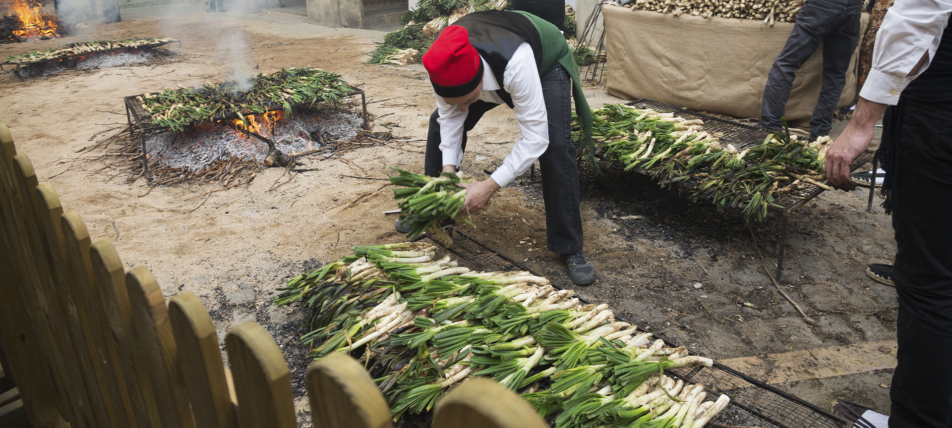 Image of the traditional calçotada feast of grilled onions in Valls (Tarragona, Catalonia) Image of the traditional calçotada feast of grilled onions in Valls (Tarragona, Catalonia)