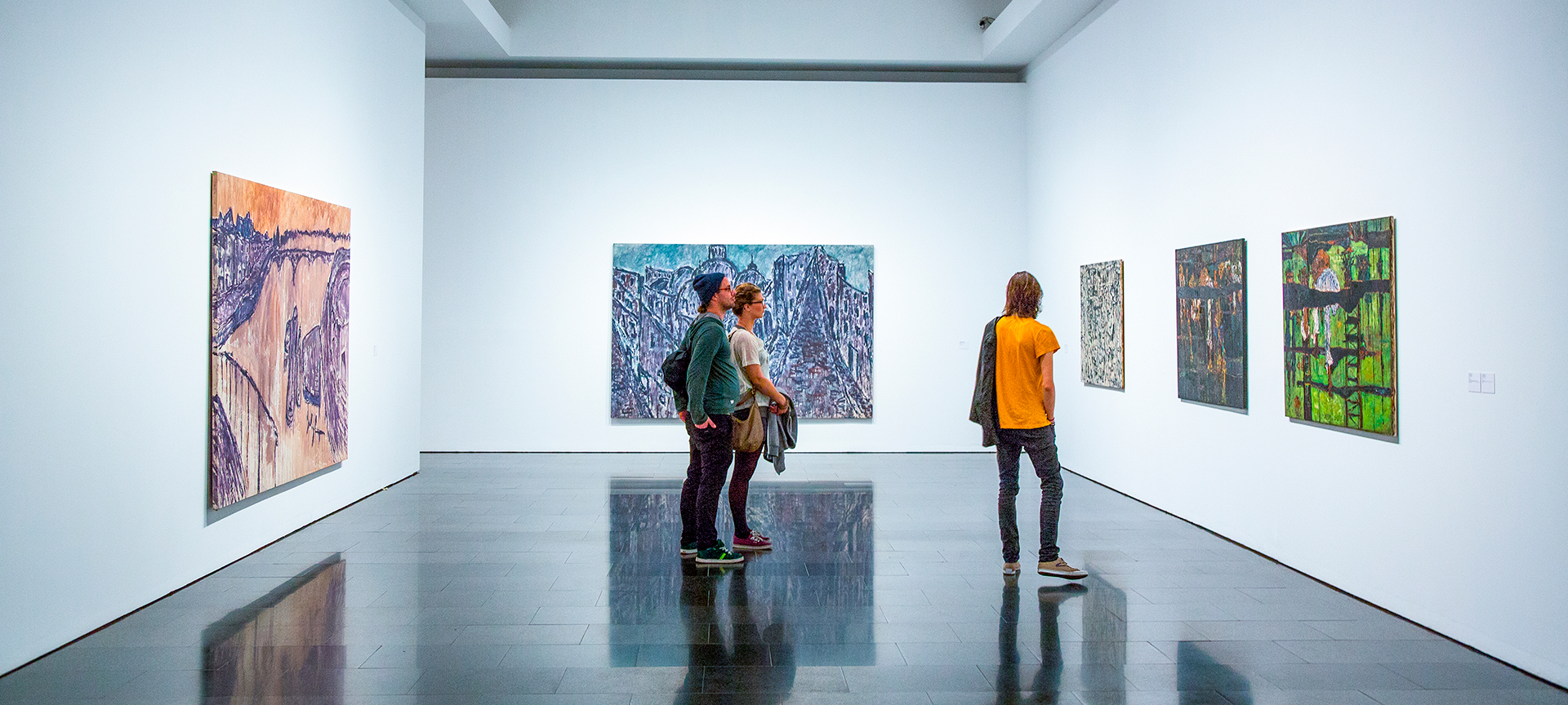 カタルーニャ州バルセロナのMACBAの展覧会の訪問者 カタルーニャ州バルセロナのMACBAの展覧会の訪問者